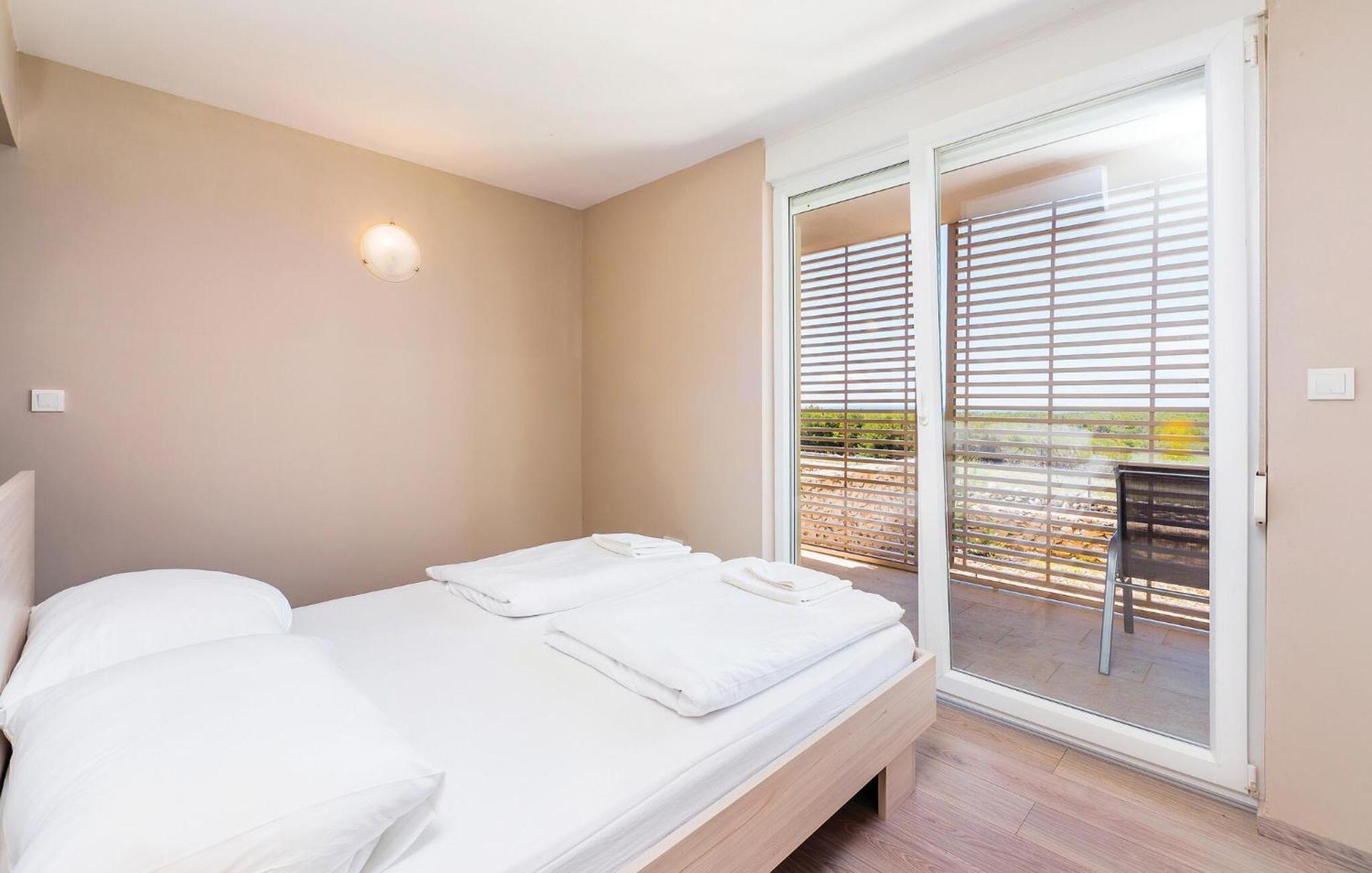Pet Friendly Apartment In Povljana With Kitchen Eksteriør billede