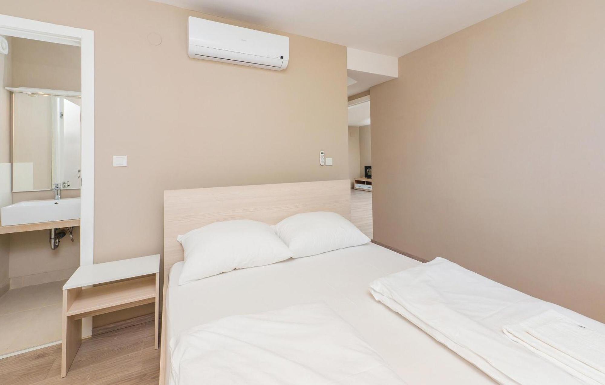 Pet Friendly Apartment In Povljana With Kitchen Eksteriør billede
